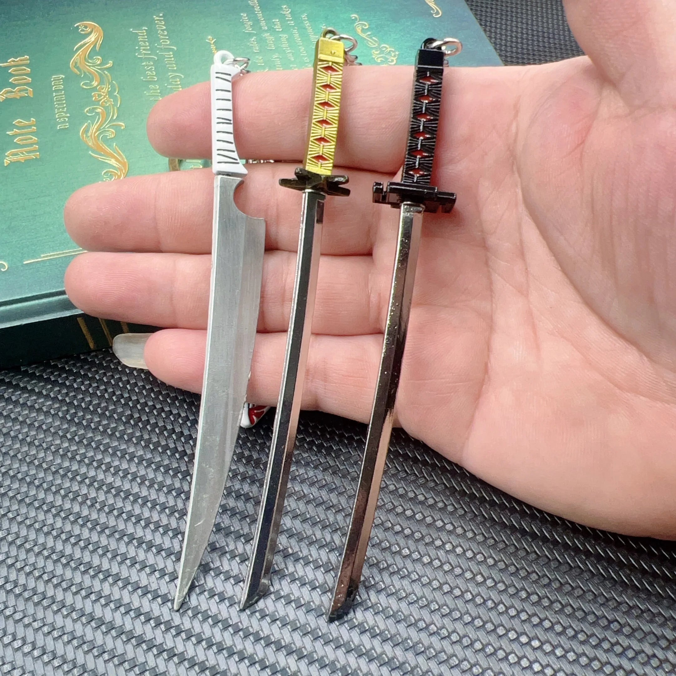 26cm Bleach Mini Sword Keychain – Kurosaki Ichigo Anime Collectible with Sheath & Metal Mask Pendant - Image 14